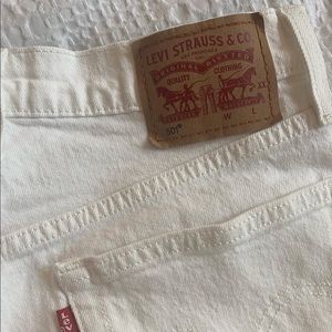 WHITE LEVI DENIM SHORTS